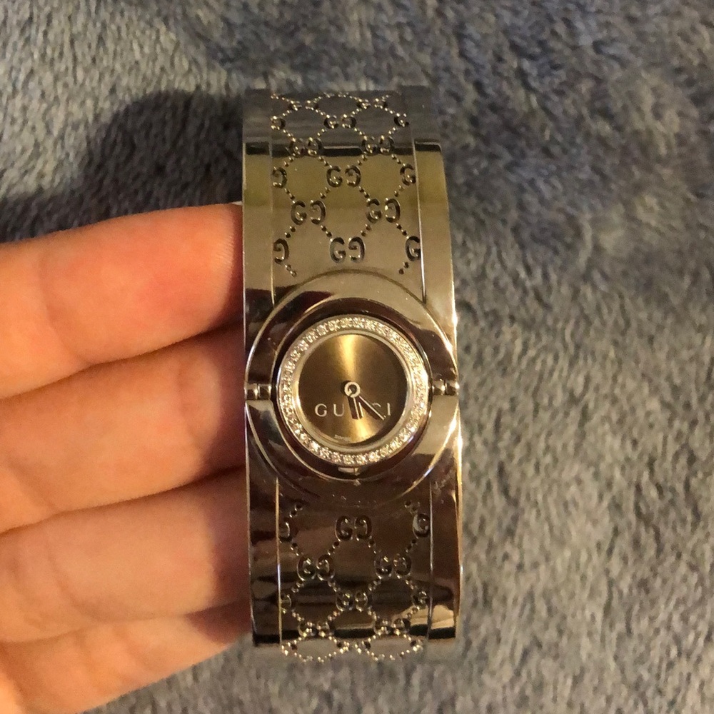 Gucci Twirl watch with diamonds